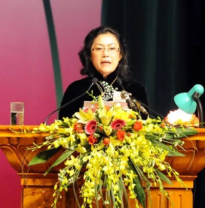 Chủ tịch Hội Liên hiệp phụ nữ TPHCM Đinh Thị Bạch Mai đọc tham luận tại Đại hội. Chủ tịch Hội Liên hiệp phụ nữ TPHCM Đinh Thị Bạch Mai đọc tham luận tại Đại hội.